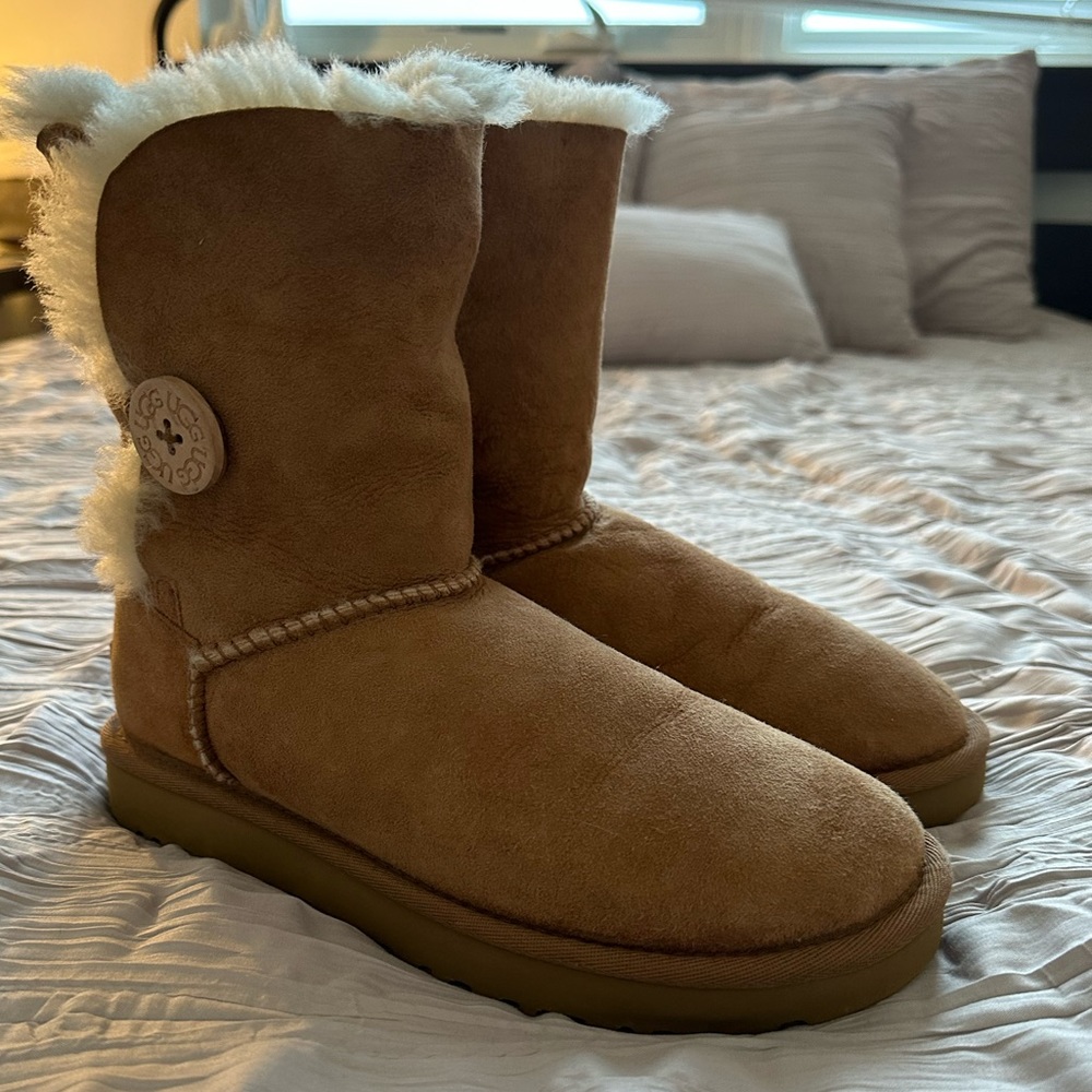 Women’s UGG Bailey Button in Chestnut size 6